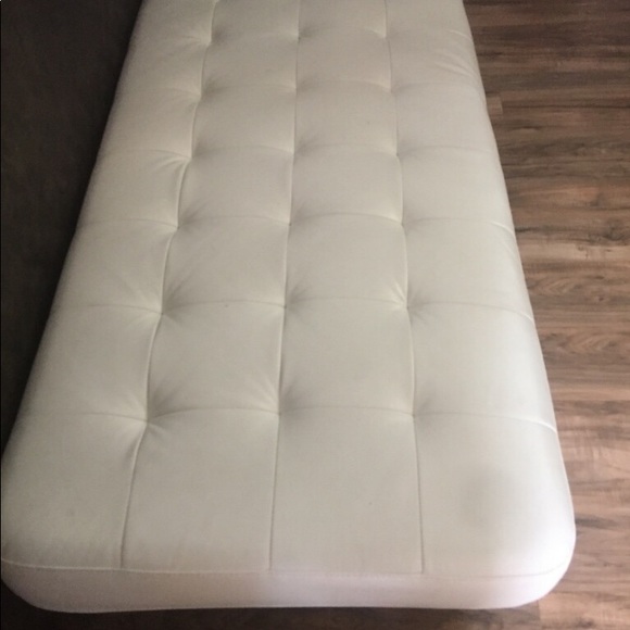 White couch - Picture 4 of 5